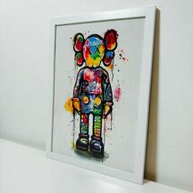 【白額付きポスター】KAWS(カウズ)29ベアブリック(A4サイズ)_画像1