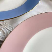 r164 大倉陶園 シンプルながら上品な雰囲気を醸し出す 色蒔き ピンク ブルー デザートプレート 2枚 鮮やかな色彩と白磁の対比が美しい_画像5
