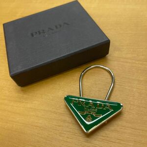 【美品】PRADA ロゴ キーホルダー キーリング M285 チャーム グリーン 箱付き