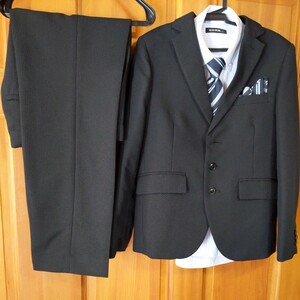 140 卒業式スーツ フルセット 黒地細縞　ワイシャツ２　ネクタイ２　サスペンダー　ポケットチーフ　 礼服 式服 フォーマルスーツ