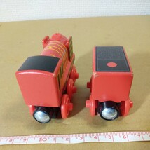 木製レール きかんしゃトーマス ヨンバオ 2両 MATTEL？ 中国 2012？ 未チェック 詳細不明 ジャンク扱い YONG BAO GGG63 2600DS 勇宝_画像4