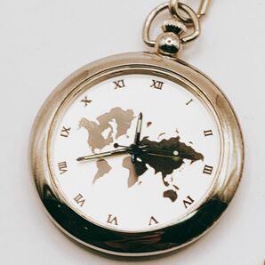 【レトロ】懐中時計 世界地図 アナログ 3針 銀色文字盤 シルバー基調 時計 とけい トケイ アクセサリー ヴィンテージ