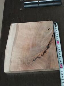 くるみ　胡桃　No.240113-B　無垢　乾燥材　板（長さ210㎜ｘ幅200㎜ｘ厚み25～30㎜）1枚　木材　DIY　棚板　小物作りに