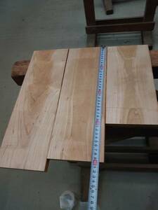 山桜　No.240126-B　無垢　乾燥材　板（長さ290～420㎜ｘ幅135㎜ｘ厚み19～22㎜）3枚　木材　DIY　棚板　小物作りに