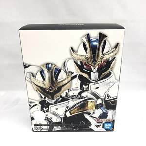 【中古】バンダイ S.H.Figuarts (真骨彫製法) 仮面ライダーイクサ セーブモード/バーストモード 開封品 イクサ