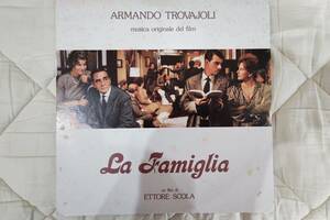レコードLP　アルマンド・トラヴァヨーリ　「ラ・ファミグリア」　イタリア盤　CGD　CGD　２０６３１　