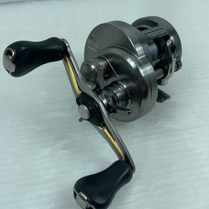 ττ SHIMANO シマノ ベイトリール キズ有 17カルカッタコンクエストBFS HG-R 03675 やや傷や汚れあり