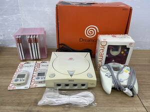 送料無料S82246 Dreamcast SEGA HKT-3000 ゲーム機 コントローラー ビュアルメモリ ソフト 付き 箱付き