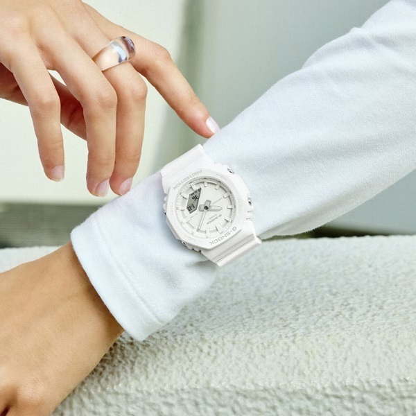 送料無料 特価 新品★カシオ G-SHOCK GMA-P2100-7AJF ホワイト ミッドサイズ 薄型 針 デジタル 20気圧防水 耐衝撃 レディース腕時計