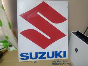 【0211】SUZUKI スズキ 店舗看板 56.5cm×48cm プラスチック製 埼玉から！ 車屋 中古車 新車 看板