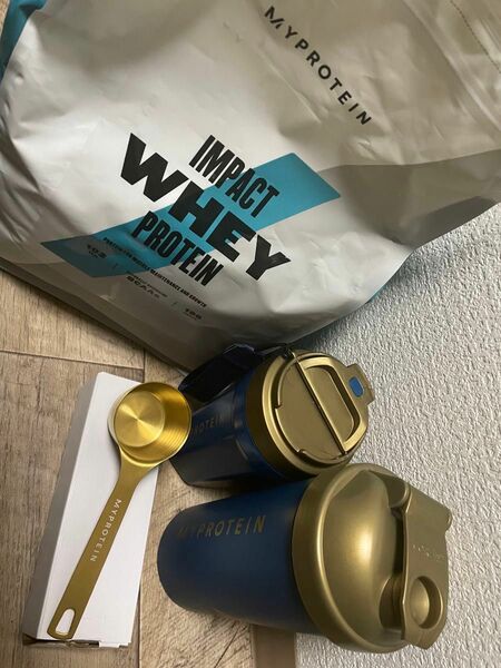 【訳あり】マイプロテイン　インパクトホエイプロテイン　2.5㎏　抹茶ラテ味　GOLDプロテインシェーカー2種&スクープ付 