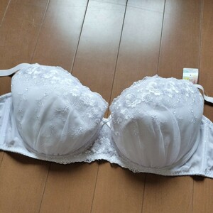 Iカップ　100　ブラジャー単品 　タグ付　グラマー　爆乳　セール　同梱不可。純白　パッド付き