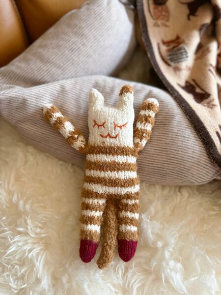 棒針編みの編みぐるみ　柔らかい　癒し系 のんびり　ゆったり　ネコちゃん