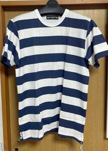 mastermind JAPAN MASTERMIND WORLD 青白ストライプ バックスカルプリント Tシャツ