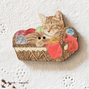 ねこと毛糸のバスケット フランス 製 木製ボタン アトリエ ボヌール ドゥ ジュール 手芸 ネコ 猫 ボタン 雑貨