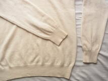 UNIQLO　 ユニクロ　カシミヤ100% 　タートルネックセーター　サイズ L オフホワイト系　薄く汚れ　補修箇所有り_画像5
