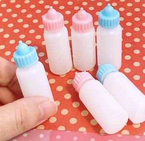 no.08 ミニチュア ベビー小物 哺乳瓶6個 ドールハウス デコパーツ おままごと など。プラスチック製。 ドール用　おもちゃ