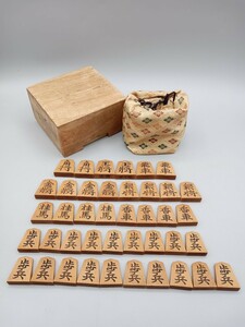 A0464 越山作 錦旗書 将棋駒 将棋 本黄楊 駒袋箱付 41駒