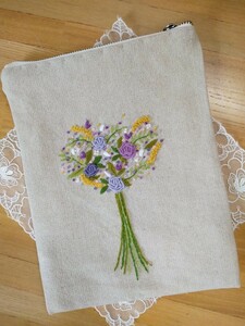 ハンドメイド＊手刺繍＊小物ケース＊少し大きめ＊厚手リネン＊薔薇＊ブーケ＊ファスナー開閉