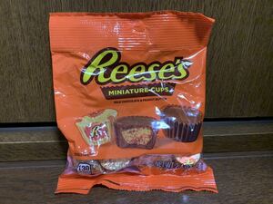 Reese's Peanut Butter Cups, miniature cups, Lee ses арахисовое масло cup молоко шоколад карамель America . земля производство USA сладости 