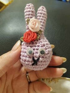 ハンドメイド あみぐるみ うさぎ ブローチ