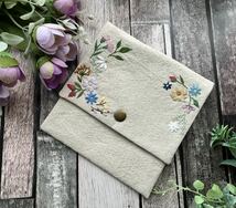 handmade野花の手刺繍 フラットポーチ(内布バラ柄)マルチケース　ハンドメイド　コットンリネン　プレゼント　サニタリーポーチ　花柄_画像1