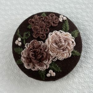 刺繍ブローチ　茶系もこもこお花　ハンドメイド