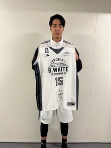 【B.WHITE】#15 竹内 譲次選手 (大阪エヴェッサ) 直筆サインユニフォーム上