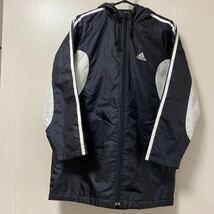 ★adidas黒系ベンチコート 140ジャンパー _画像1