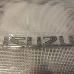 【送料込】ISUZU(いすゞ) 3Dエンブレム(両面テープ付) メッキシルバー 縦2.4cm×横14.4cm プラスチック製