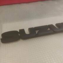 【２個セット・送料込】SUZUKI(スズキ) 3Dエンブレム(両面テープ付) マットブラック 縦2.5cm×横15.2cm プラスチック製　_画像2