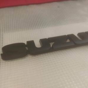 【２個セット・送料込】SUZUKI(スズキ) 3Dエンブレム(両面テープ付) マットブラック 縦2.5cm×横15.2cm プラスチック製の画像2