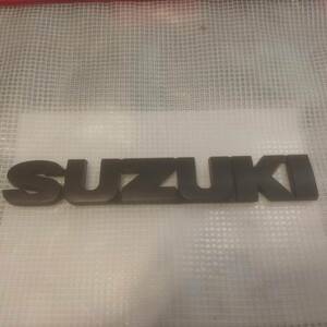 【２個セット・送料込】SUZUKI(スズキ) 3Dエンブレム(両面テープ付) マットブラック 縦2.5cm×横15.2cm プラスチック製