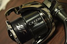 【未使用品★】シマノ 22 ステラ C3000MHG 青シール 付き SHIMANO STELLA スピニングリール シーバス サーフ ヒラメ SLJ 等に（CKN_O1）_画像2