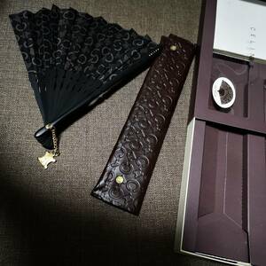 未使用新品保管品 箱入り セリーヌ CELINE 扇子 ロゴ総柄 ゴールド金具 Cマカダム柄 トリオンフ ブラック レザーケース付き