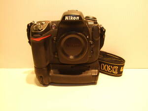 Nikon D300 ＋バッテリーパックMB-D10　動作確認品　ショット数.comで ２，６２０枚と出ました