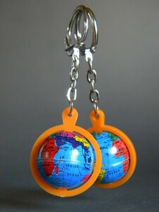 当時物 ★★ブリキ製 ガチャ 2p 地球儀 !! globe key ring 当てくじ景品おまけ 旧車 トラック野郎「定形外/LP可」★★未使用デッドストック