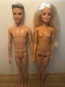 バービー人形とケン 2体セット。