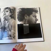 V BEST FIVE YEARS OF V MAGAZINE Book 1&2 ファッション　写真集　ポスター付　洋書　超大型本　大版　ディスプレイ　インテリア　アート_画像4