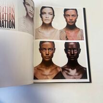 V BEST FIVE YEARS OF V MAGAZINE Book 1&2 ファッション　写真集　ポスター付　洋書　超大型本　大版　ディスプレイ　インテリア　アート_画像5