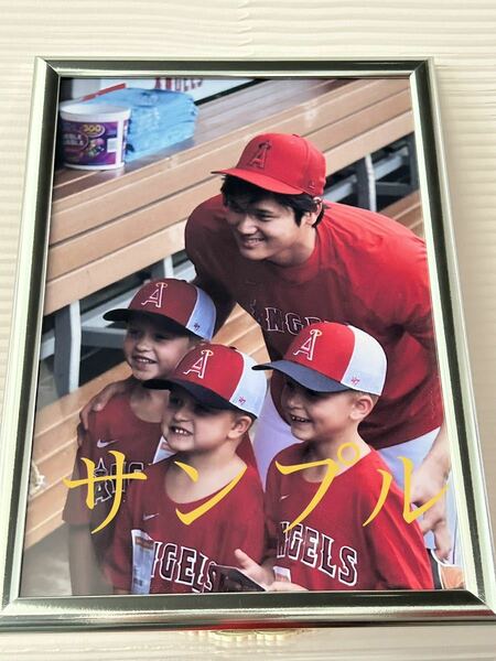 大谷翔平　A4写真　他にも多数出品していますので是非ご覧下さい！　子供達にサインする微笑ましい大谷選手　フレームカラー銀色