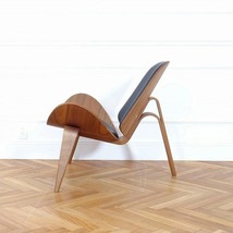 ★SELUNO★未使用アウトレット品 Carl Hansen & Son カールハンセン CH07 シェルチェア ウォールナット材オイル仕上げ 黒本革 50万 (北欧_画像3