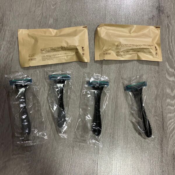 ホテルアメニティのヘアーブラシ2点とカミソリ4点のセット