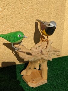木彫りの小鳥　2羽(茶色と黄緑)