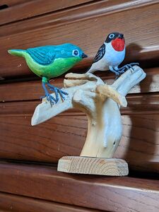 木彫りの小鳥(黄緑と黒)