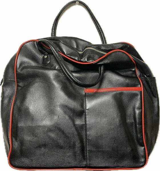 【中古品】赤のラインが入ったフェイクレザーのボストンバッグ、1外ポケット【サイズ】17L（幅12×横43×高さ33cm）【色】黒