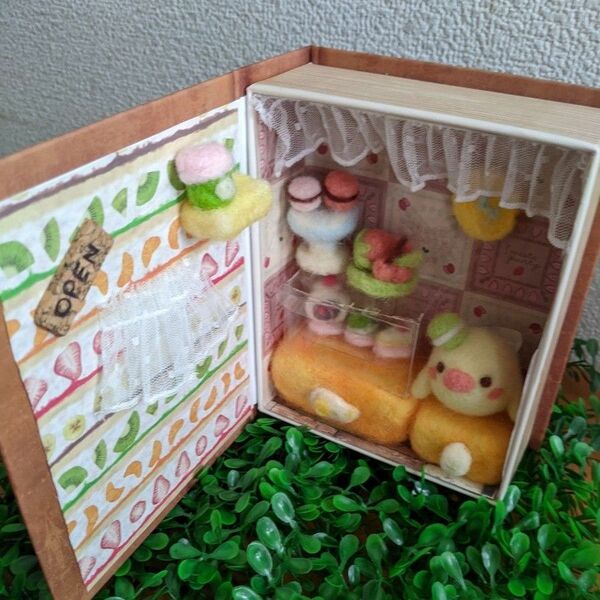 羊毛フェルト ブック型ボックスミニチュア ヒヨコちゃんのケーキ屋 ドールハウス