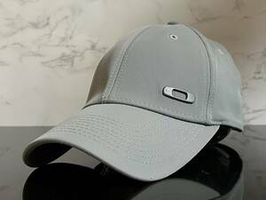 【未使用品】46B 上品★OAKLEYオークリー キャップ 帽子 CAP 上品で高級感のあるグレーの伸縮素材にメタル製ロゴ《伸縮前57㎝～60㎝位迄》