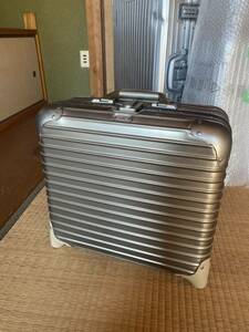 リモワ RIMOWAトパーズ ビジネストローリー チタニウム　28リットル