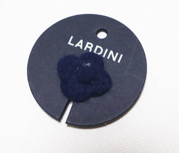 《LARDINI ラルディーニ》新品 フェルト製 花型ブートニエール ラペルピン ジャケット・スーツに 紺
